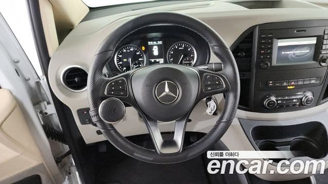 Mercedes-Benz V-Class 2020 — Photo 5/20