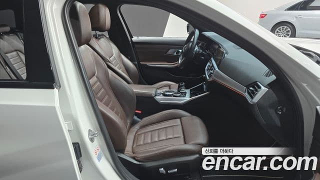 BMW 3 Series 2022 — фото 10 из 20