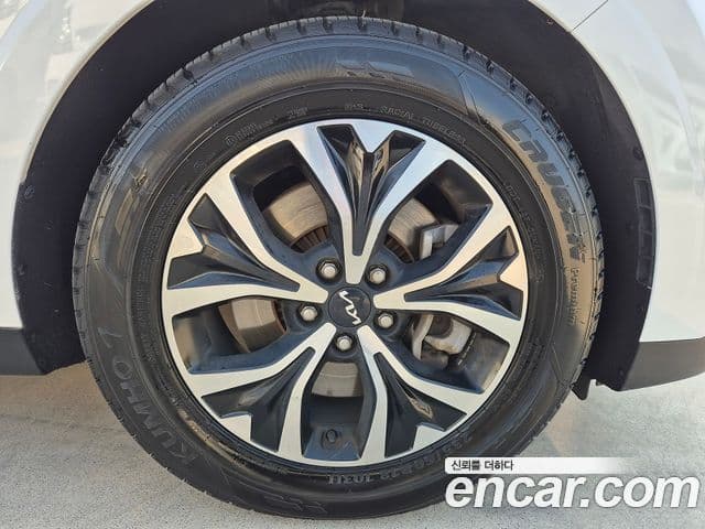 Kia Carnival 2023 — ფოტო 8/15