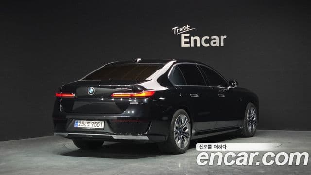 BMW 7 Series 2023 — Photo 10/19
