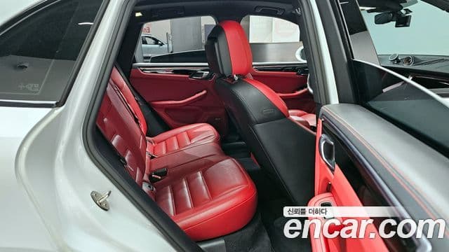 Porsche Macan 2021 — фото 12 из 20