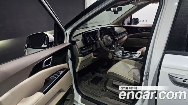 Kia Carnival 2021 — фото 11 из 20