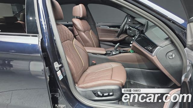 BMW 5 Series 2023 — фото 11 из 20