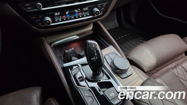 BMW 5 Series 2018 — Şəkil 9/20