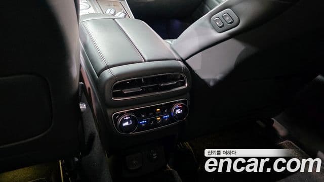 Genesis GV80 2021 — ფოტო 18/20