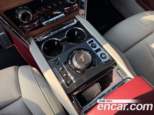 Rolls-Royce Cullinan 2020 — ფოტო 15/20