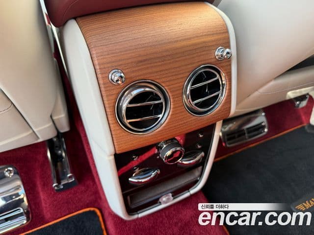 Rolls-Royce Cullinan 2020 — ფოტო 19/20