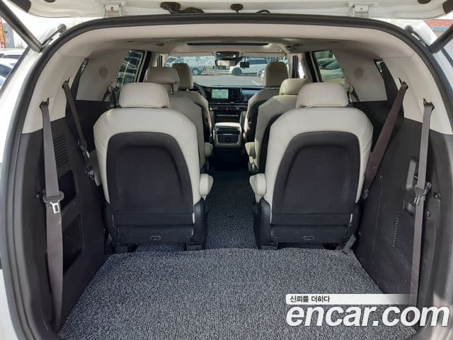 Kia Carnival 2021 — ფოტო 16/17