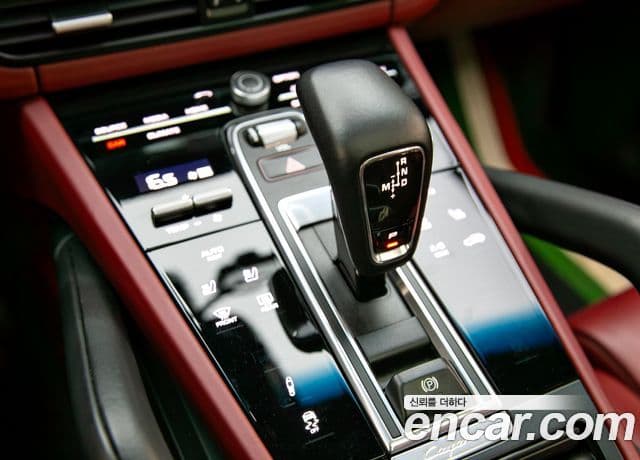 Porsche Cayenne 2021 — ფოტო 17/20