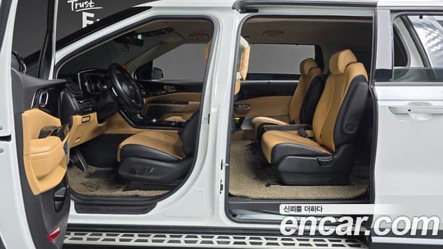Kia Carnival 2021 — фото 17 из 20