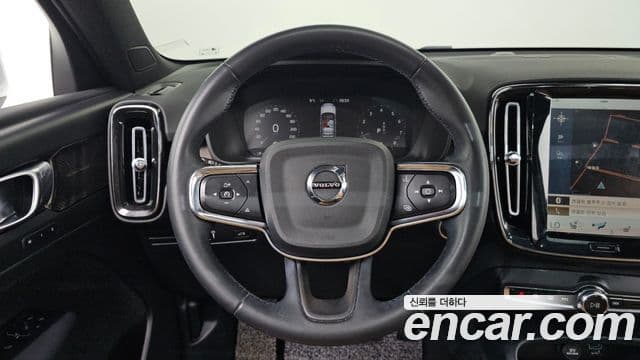 Volvo XC40 2022 — ფოტო 14/20