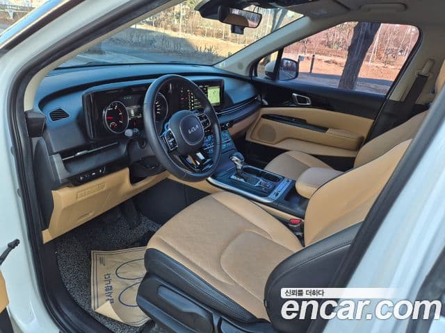 Kia Carnival 2023 — ფოტო 8/20