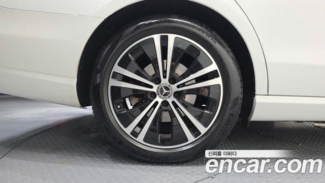Mercedes-Benz E-Class 2021 — ფოტო 5/20