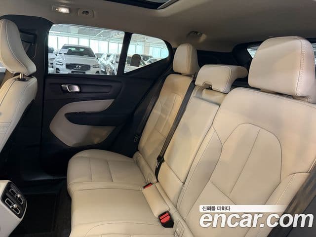 Volvo XC40 2025 — фото 11 из 17