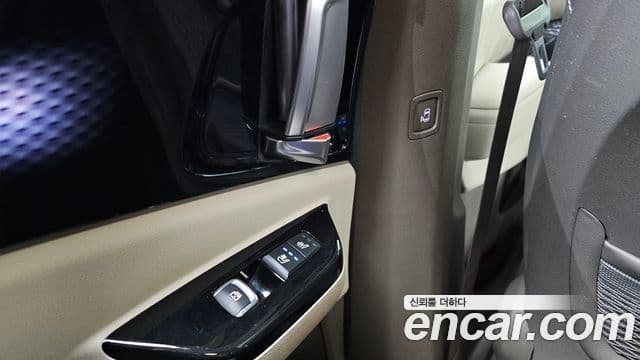 Kia Carnival 2021 — ფოტო 17/20
