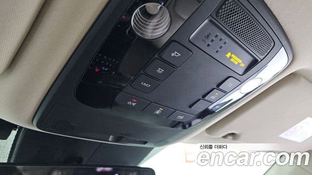 Kia Carnival 2021 — ფოტო 18/20
