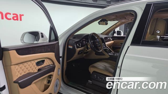 Bentley Bentayga 2022 — фото 10 из 20