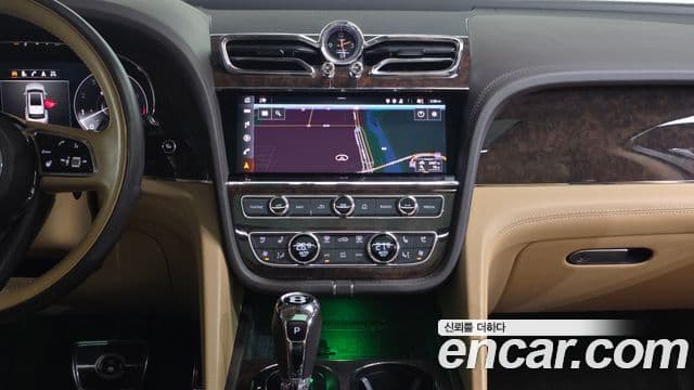 Bentley Bentayga 2022 — фото 14 из 20