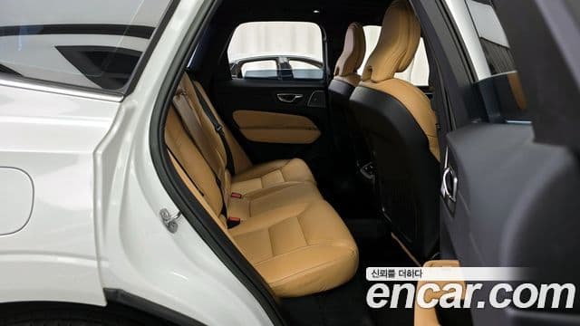 Volvo XC60 2022 — ფოტო 12/20
