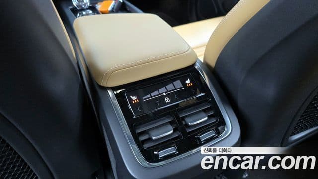 Volvo XC60 2022 — ფოტო 17/20