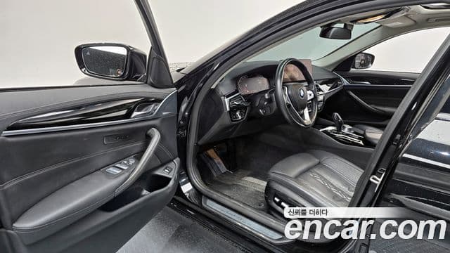 BMW 5 Series 2021 — фото 11 из 20
