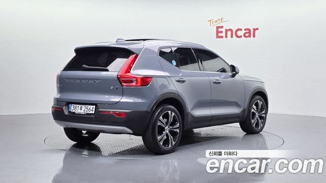 Volvo XC40 2022 — ფოტო 2/20