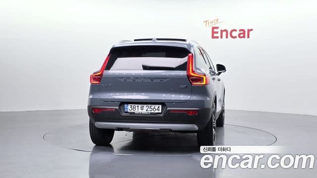 Volvo XC40 2022 — ფოტო 4/20