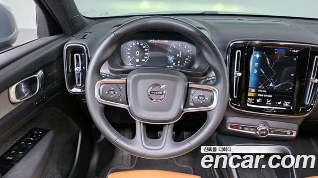 Volvo XC40 2022 — ფოტო 13/20