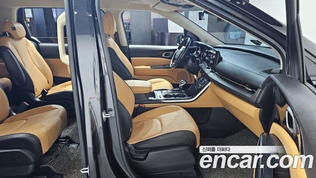 Kia Carnival 2021 — фото 10 из 20