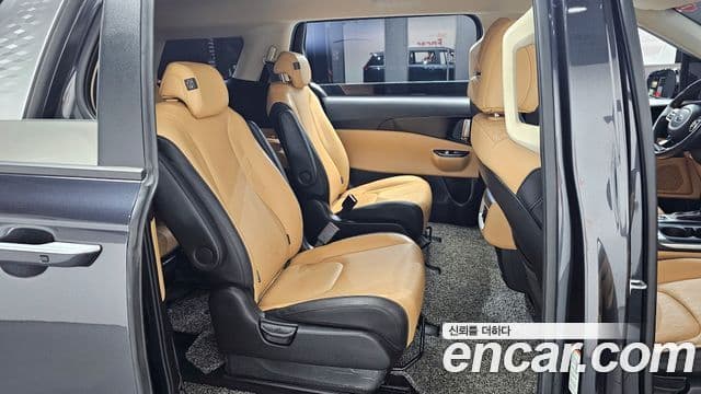 Kia Carnival 2021 — фото 12 из 20