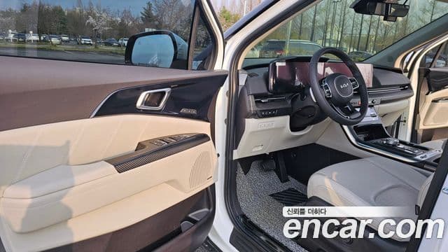 Kia Carnival 2023 — фото 11 из 20