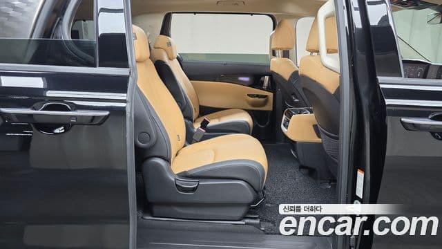 Kia Carnival 2023 — фото 12 из 20