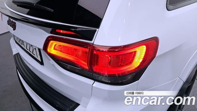Jeep Grand Cherokee 2021 — Şəkil 21/31