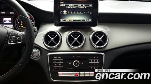 Mercedes-Benz GLA-Class 2018 — ფოტო 13/20