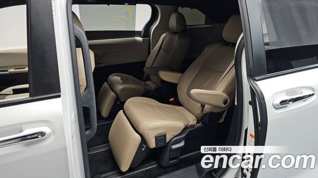 Toyota Sienna 2024 — фото 11 из 20