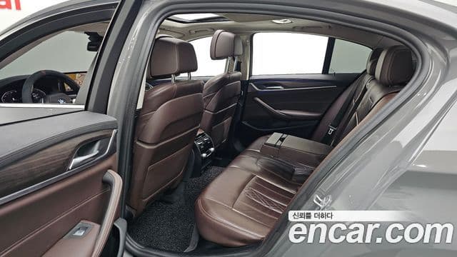 BMW 5 Series 2021 — фото 12 из 20