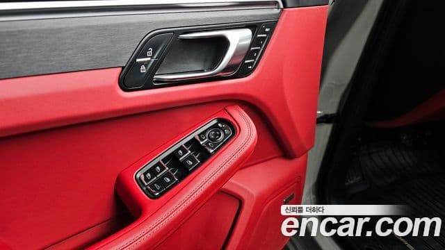 Porsche Macan 2021 — ფოტო 13/20