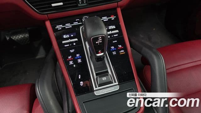 Porsche Cayenne 2023 — ფოტო 7/20