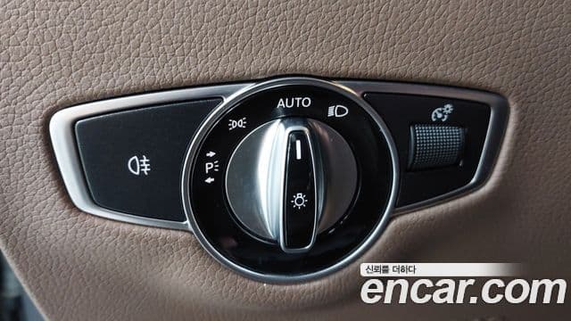 Mercedes-Benz E-Class 2020 — Photo 7/20