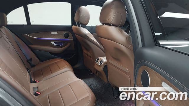 Mercedes-Benz E-Class 2020 — Photo 16/20