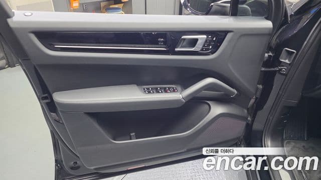 Porsche Cayenne 2021 — Photo 24/32