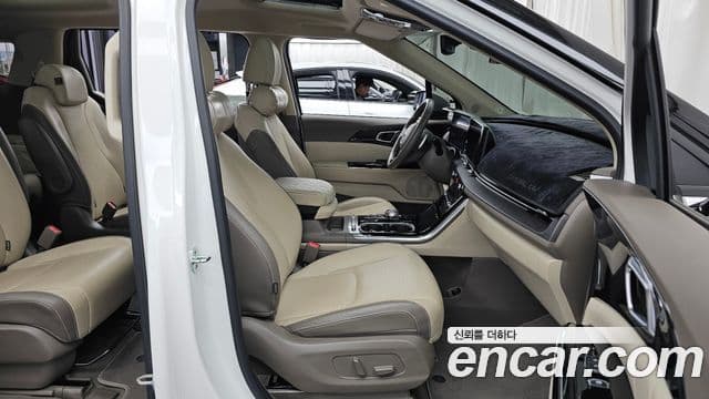 Kia Carnival 2021 — фото 11 из 20