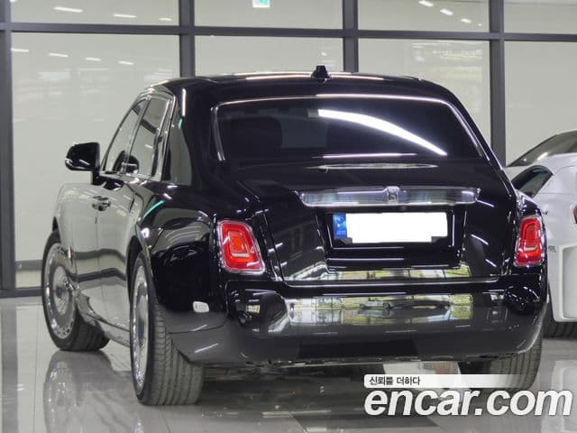 Rolls-Royce Phantom 2021 — ფოტო 2/17