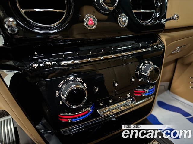 Rolls-Royce Phantom 2021 — ფოტო 10/17