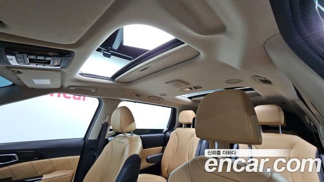 Kia Carnival 2022 — фото 16 из 20