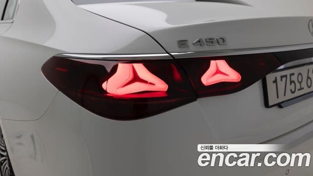 Mercedes-Benz E-Class 2025 — Фото 18/20