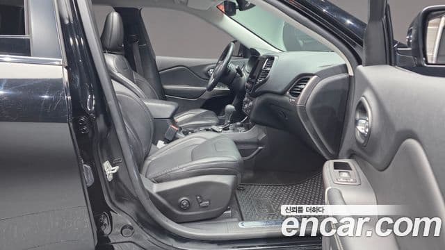 Jeep Cherokee 2021 — Photo 17/32