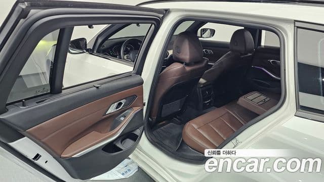 BMW 3 Series 2022 — ფოტო 13/20