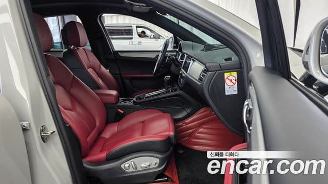 Porsche Macan 2023 — ფოტო 11/20