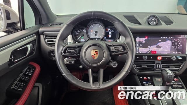 Porsche Macan 2023 — ფოტო 13/20